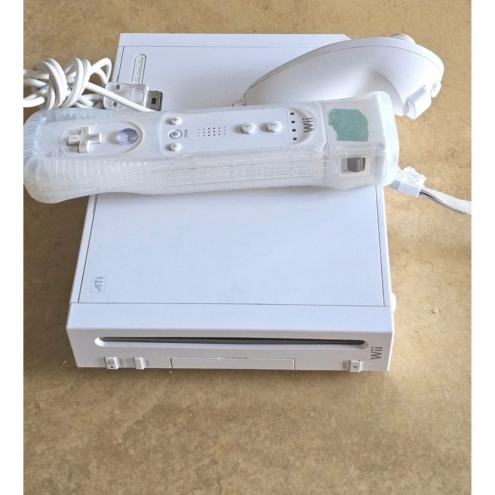 Nintendo Wii Console RVL-001 White Bundle with 2 Games Remote Nunchuk Cables - Picture 5 of 11